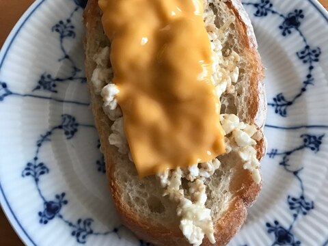 卵白の炒り卵とチェダーチーズトースト